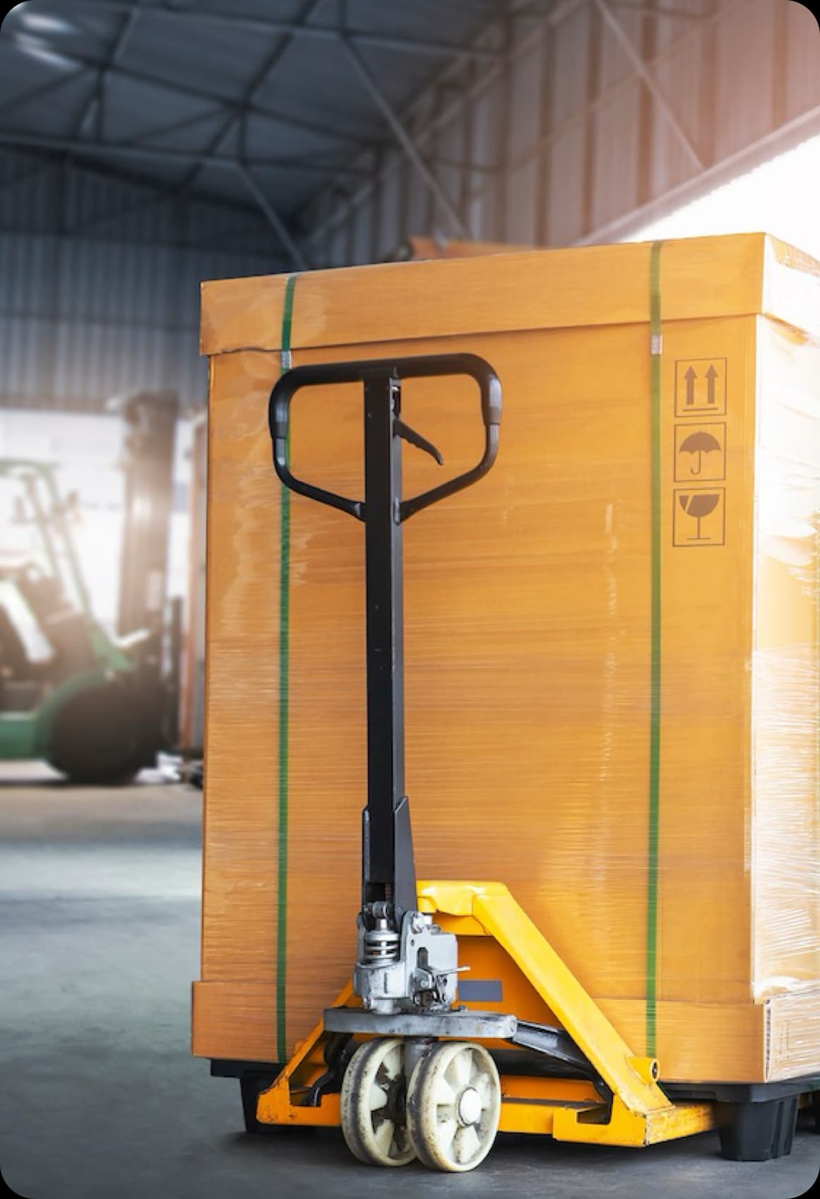 Almacen con mercancia protegida con pelicula estirable