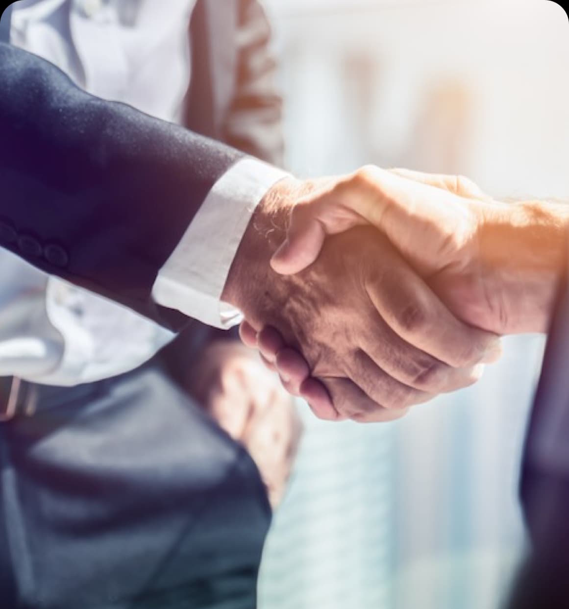 Personas cerrando trato de instalacion de pelicula estirable