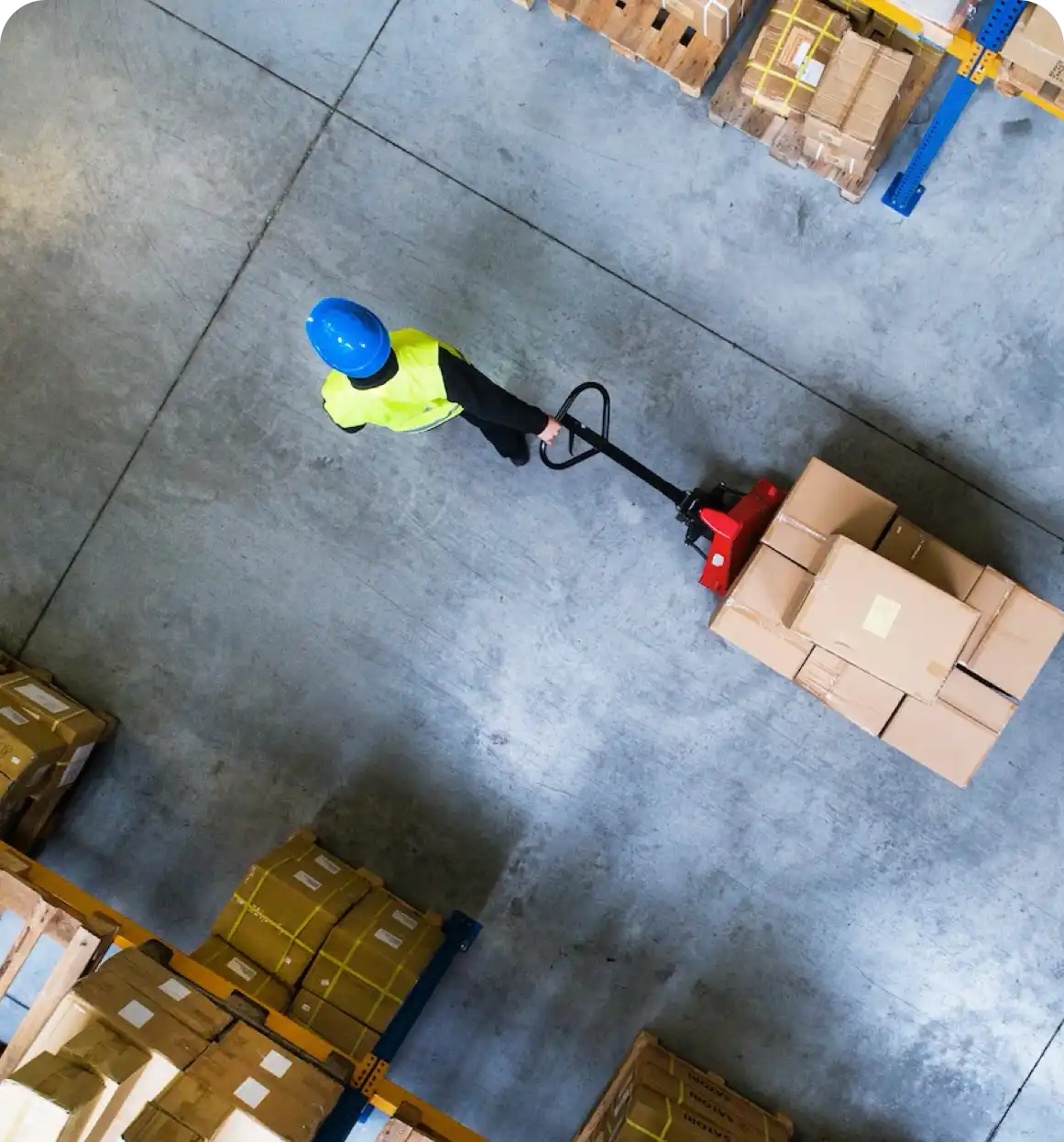 Personal en almacen con mercancia protegida con pelicula estirable