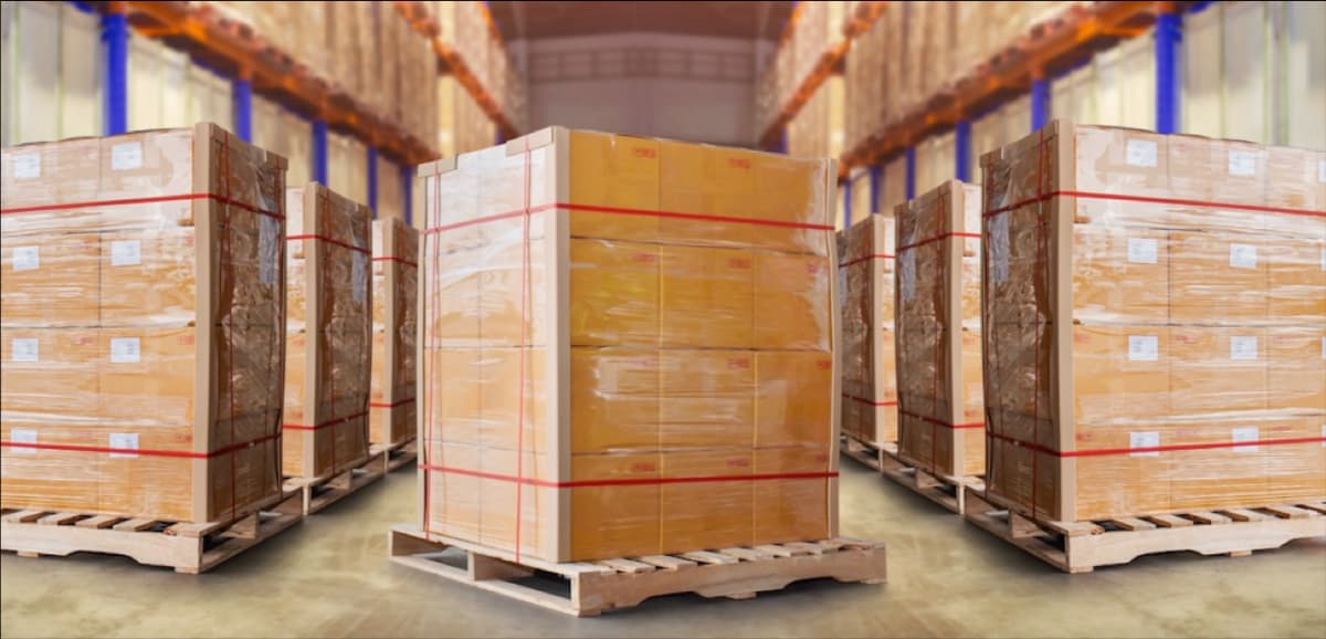 Productos en almacen logistico protegidos con película estirable