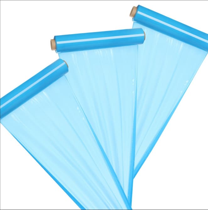 Pelicula estirable de color en almacen de empresa de logistica