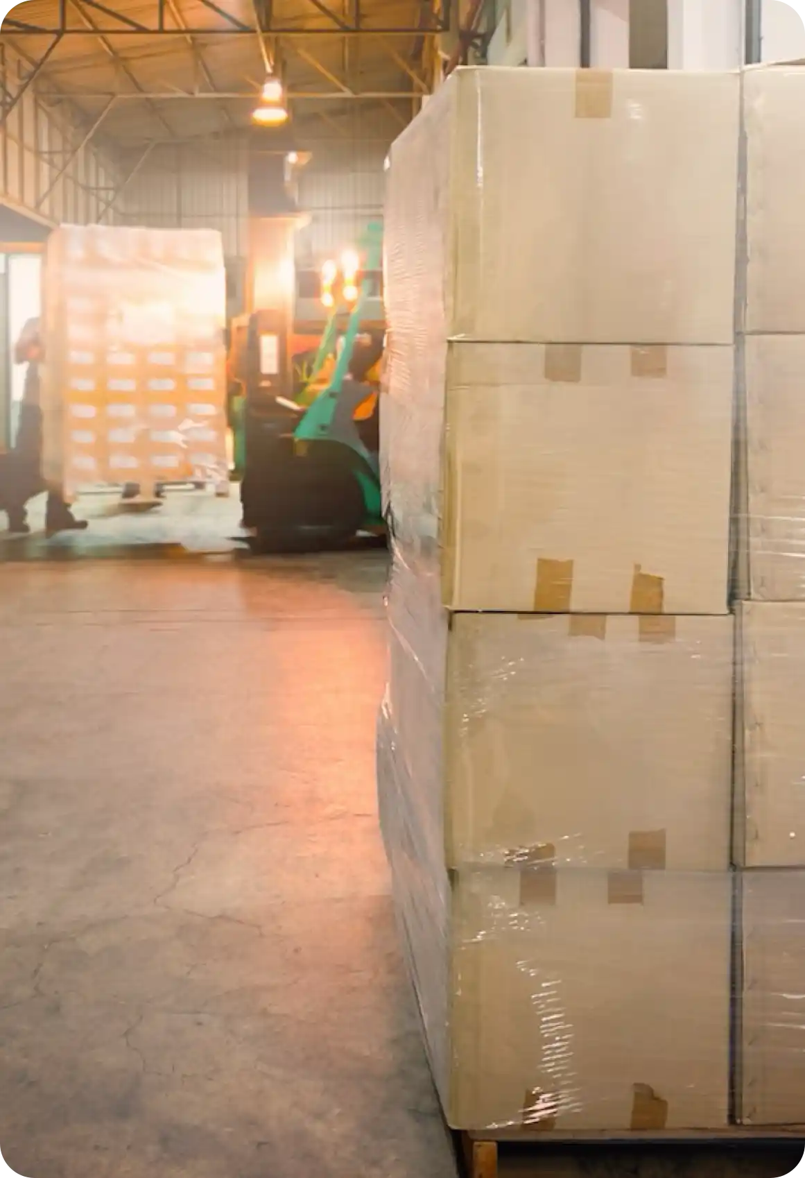 Acomodando mercancia con pelicula estirable