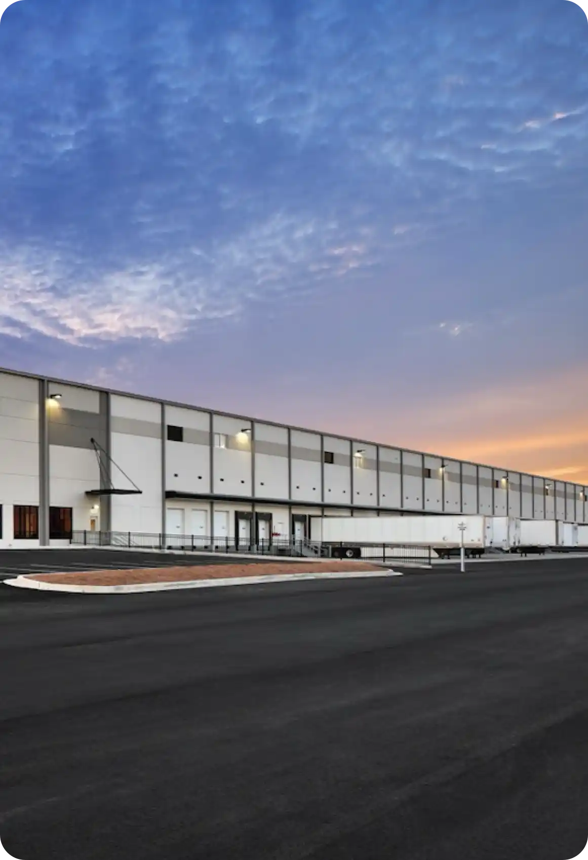 Almacen de empresa de logistica con mercancia protegida con pelicula estirable