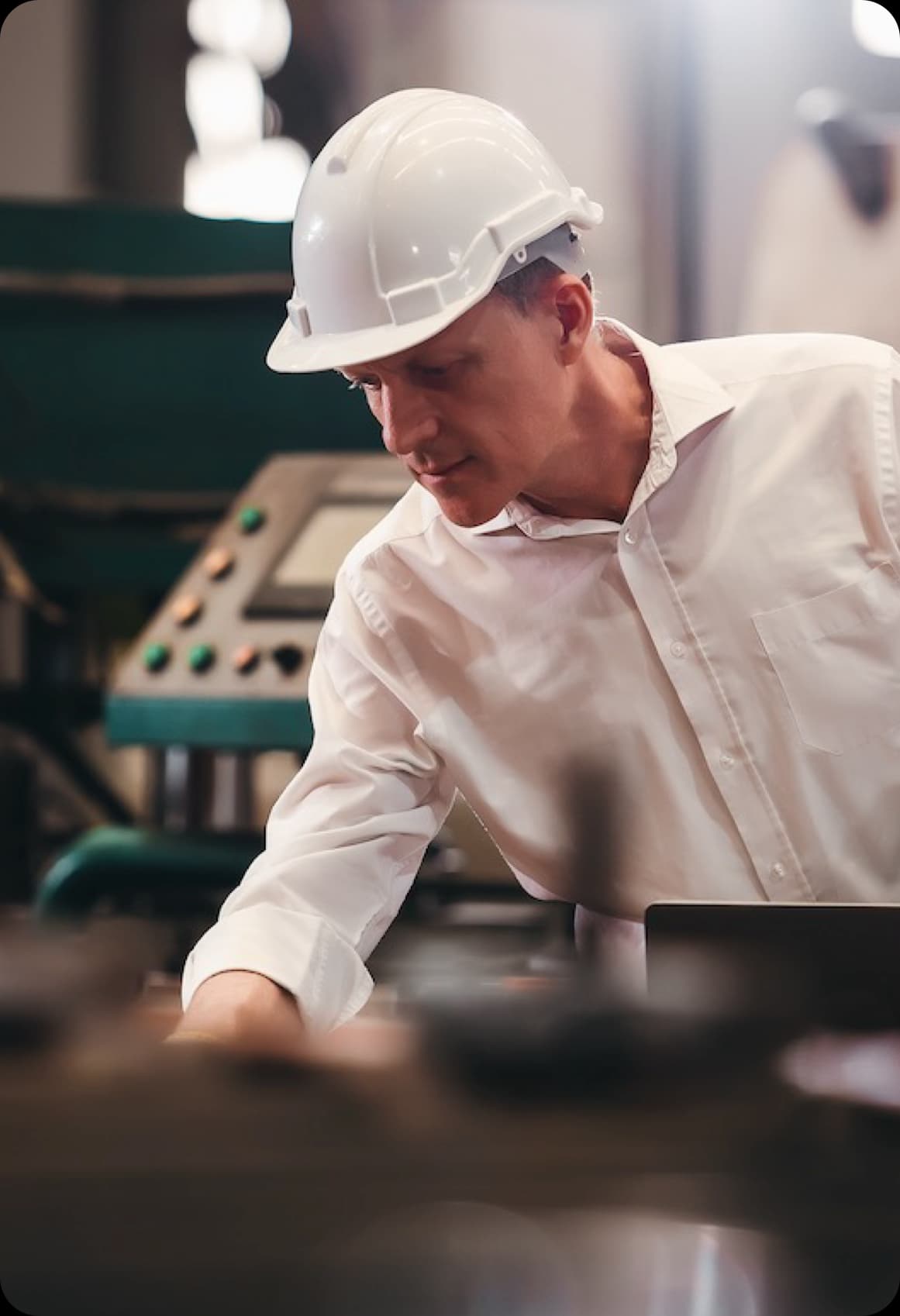 Ingerniero de PREMCO supervisando proceso de produccion de pelicula estirable