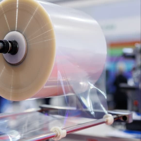 Rollo de pelicula estirable automatica en almacen de empresa de logistica