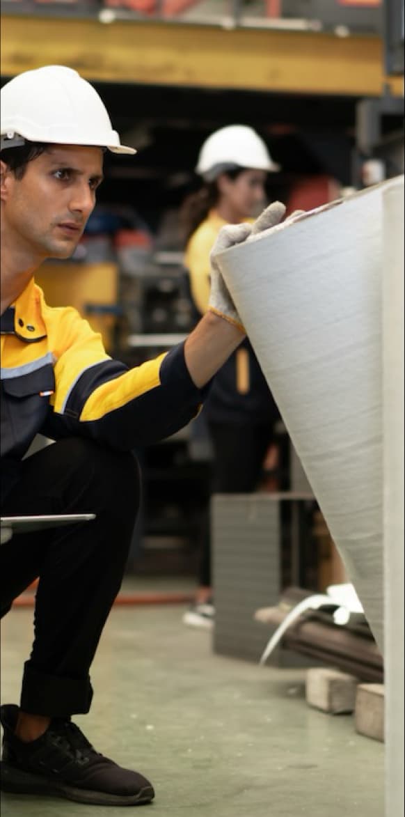 Ingeniero inspeccionando mercancia protegida con pelicula estirable