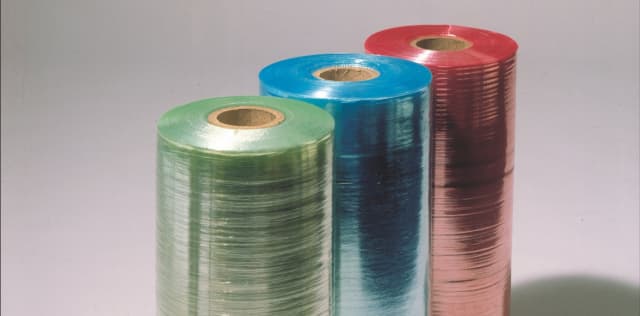 Mercancia protegida con pelicula estirable en almacen de empresa de logistica