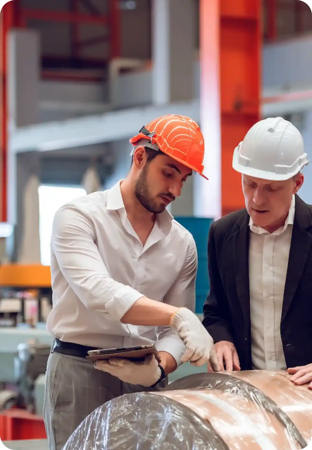Ingenieros supervisando el proceso de produccion de pelicula estirable