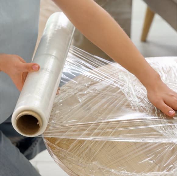 Protegiendo mercancia con pelicula estirable