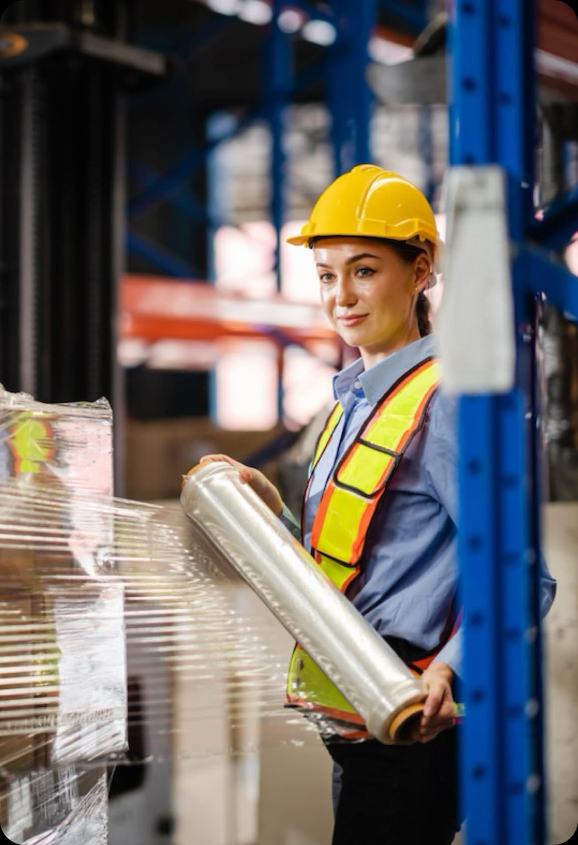 Ingeniera protegiendo mercancia con pelicula estirable