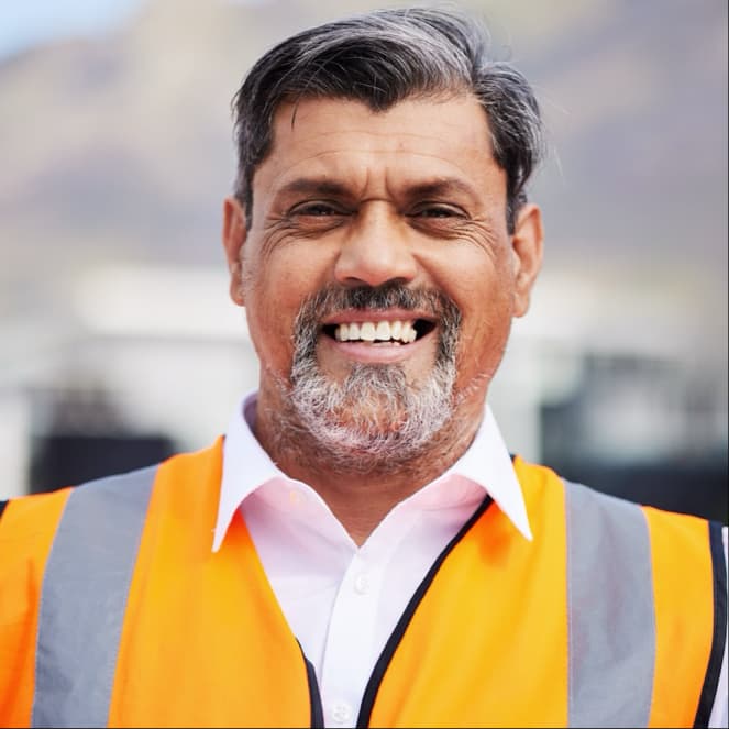 Técnico sonriendo mientras recibe un paquete de película estirable manual 