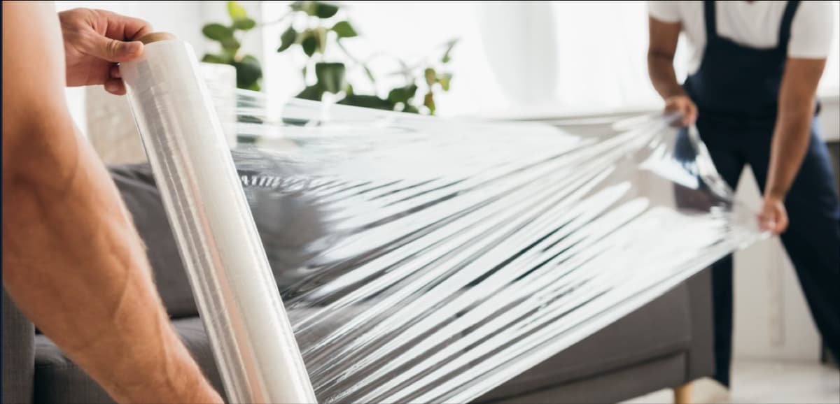 Rollo de Película estirable manual en almacén de empresa de logística