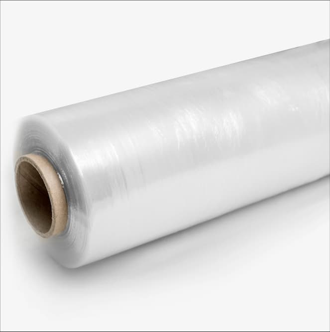 Personas protegiendo muebles con película estirable manual