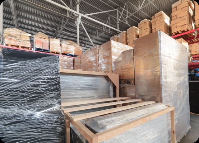 Almacen con mercancia protegida con pelicula estirable